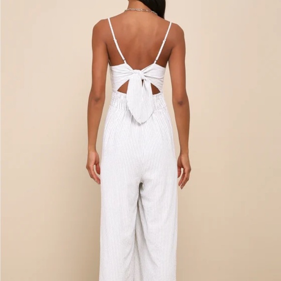 Elegant White Striped Jumpsuit - Picture 3 of 8